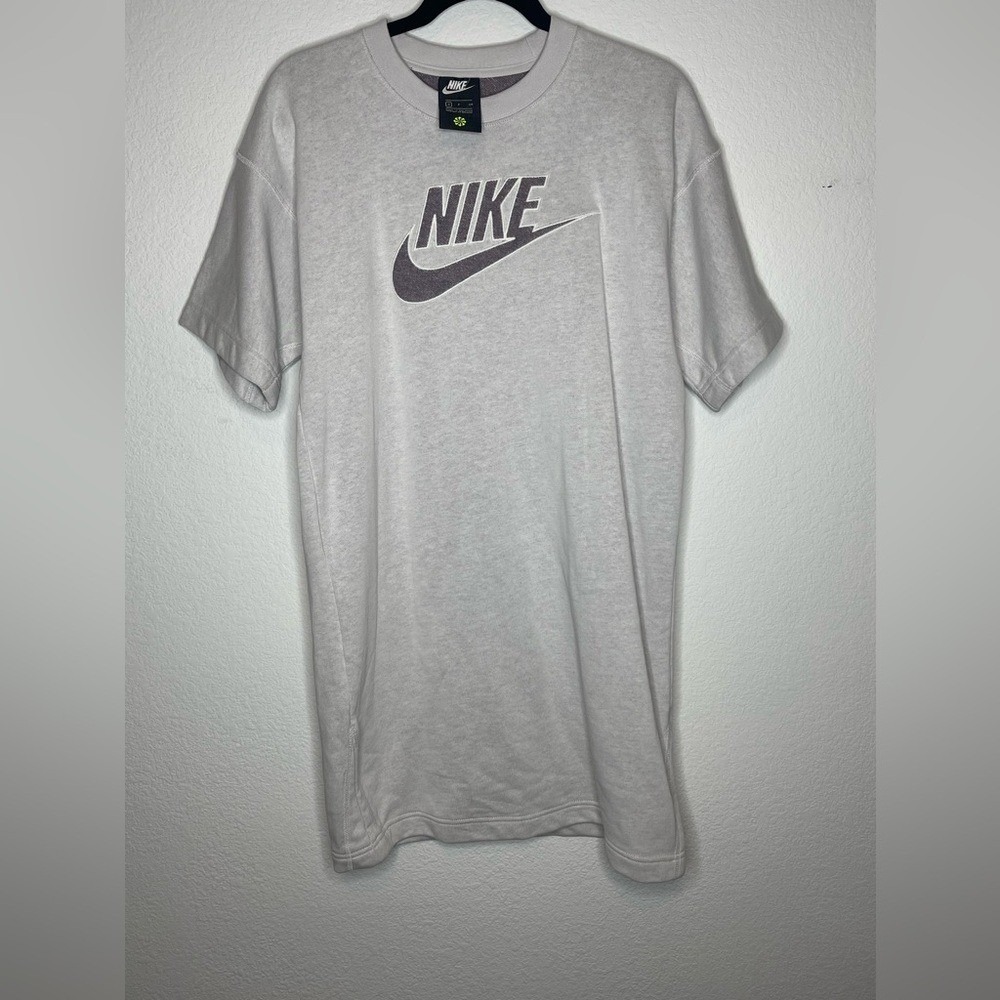 Nike Women's Graphic T Shirt Light Gray Short Sleeve Logo Casual Size‎ S
